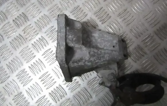 Audi A4 S4 B5 8D Engine mounting bracket 8D0199308D
