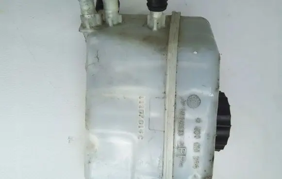 Brake fluid reservoir