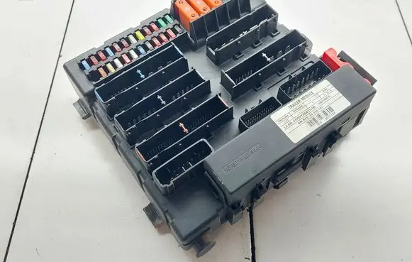 Opel Vectra C Fuse module 13170890 119105003282