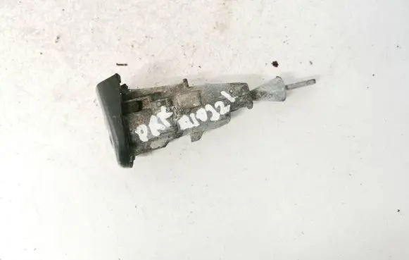 Volkswagen Golf V Front door lock (next to the handle) 