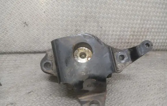Toyota Prius (XW20) Engine mount bracket