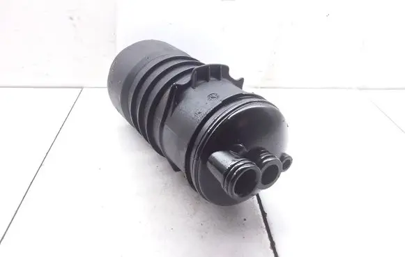 Volkswagen Touareg I Oil filter mounting bracket 8558686