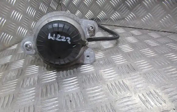 Mercedes-Benz S W222 Engine mounting bracket