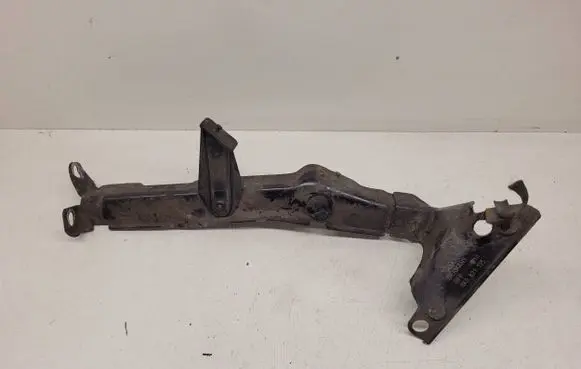 Audi A4 S4 B8 8K Fender mounting bracket 8K0821135C