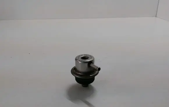Volkswagen Golf IV Fuel pressure regulator 037133035C 0280160557
