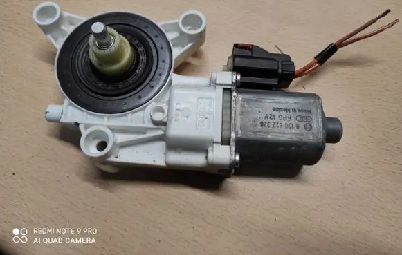 Chrysler 200 Front door window regulator motor 0130822326 03A3