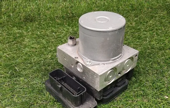 Chevrolet Cruze II ABS Pump 39064667