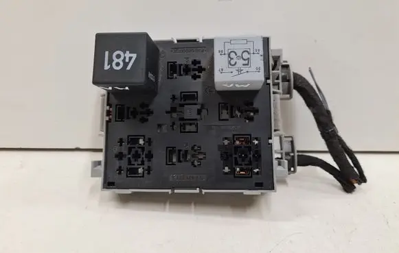 Volkswagen Touareg I Relay mounting block 7L0937503A 7L0927841 141951253B