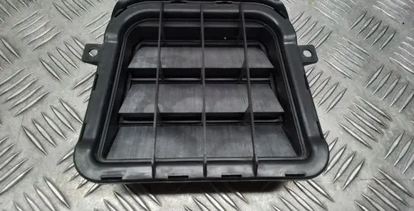 Quarter panel pressure vent