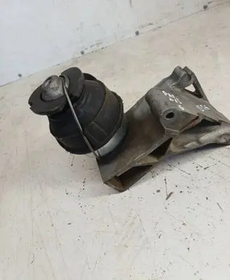 Volvo XC90 Engine mounting bracket 8684381