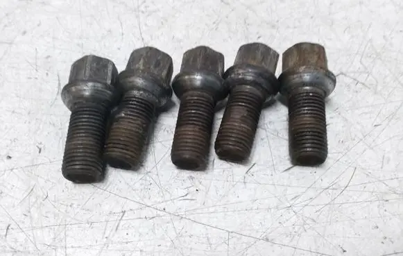 Volkswagen PASSAT B7 Nuts/bolts 