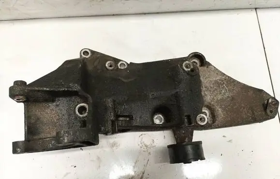 Engine mounting bracket