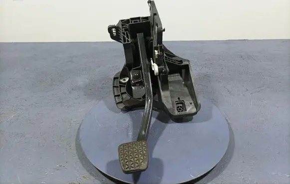 Accelerator throttle pedal