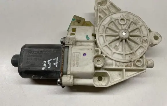 Mercedes-Benz R W251 Front door window regulator motor 2518200842 A2518200842