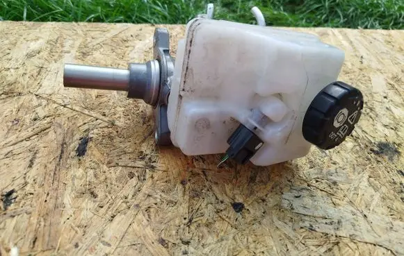 Renault Twingo III Master brake cylinder 460917924R 11H9DQ 1119236S0