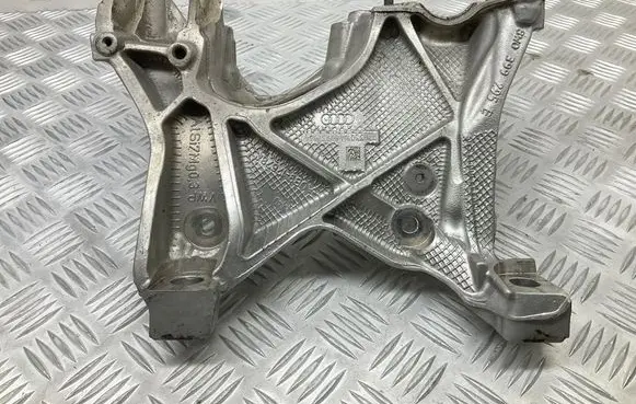 Engine mounting bracket