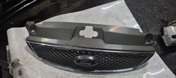 Ford Mondeo Mk III Front grill 3S718A100BA 3S7X8A133BA