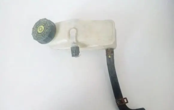 Brake fluid reservoir