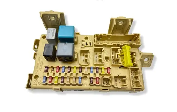 Toyota Avensis T250 Fuse module 82641CA010F