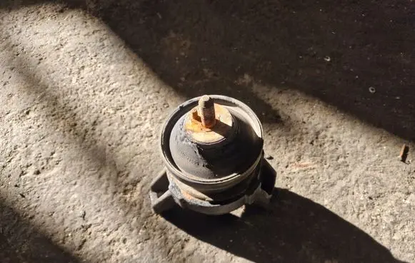 Hyundai Santa Fe Engine mount bracket