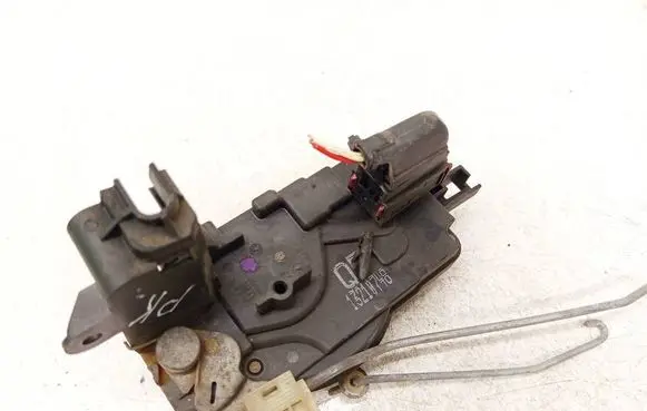 Opel Astra H Front door lock 13210748