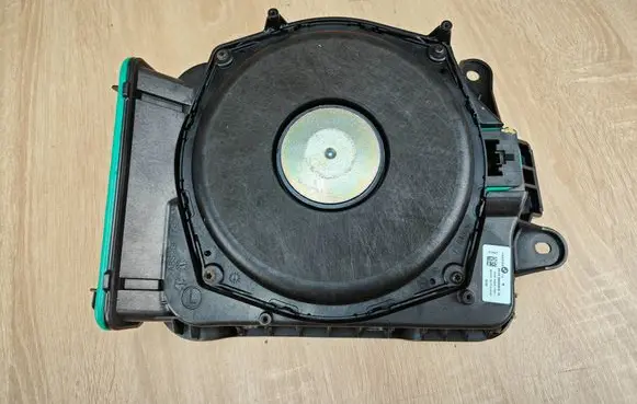 BMW 5 G30 G31 G38 Subwoofer speaker 6800953