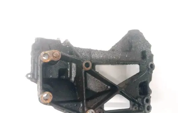 Peugeot 607 Engine mounting bracket