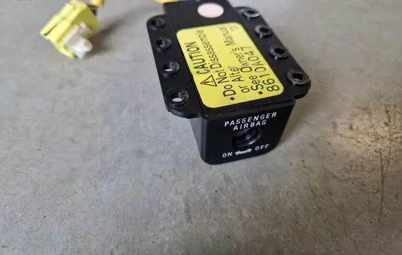 Passenger airbag on/off switch
