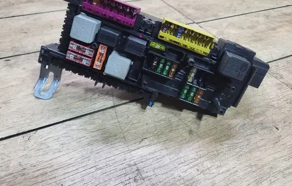 Mercedes-Benz C W204 SAM control unit 2049060205 2319025101 5DK01102211