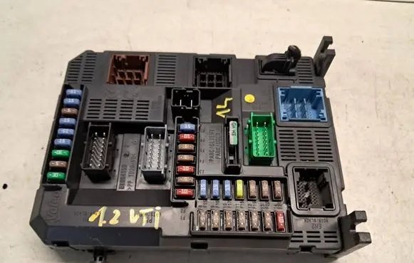 Peugeot 2008 I Fuse module 9807532080
