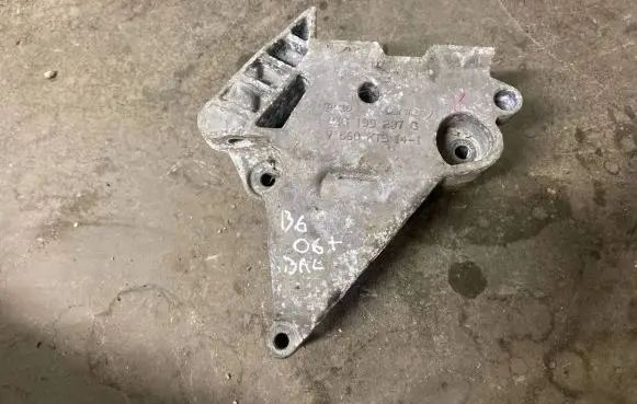 Volkswagen PASSAT B6 Engine mounting bracket 03G199207G 03G199207A V560KT3141