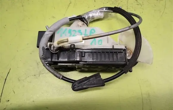 Citroen DS5 Front door lock 