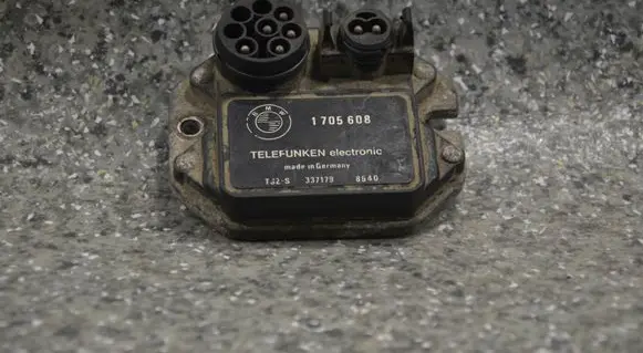 BMW 3 E30 Ignition amplifier control unit 1705608