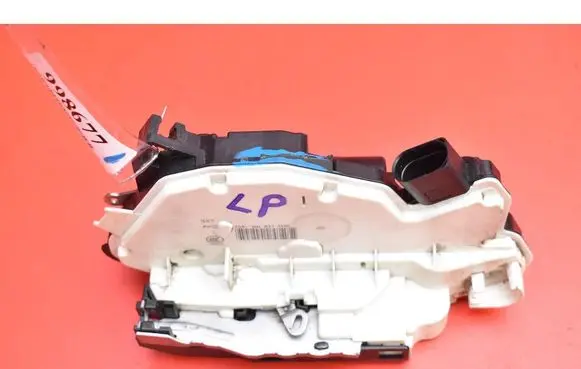 Volkswagen Tiguan Front door lock 5N1837015E