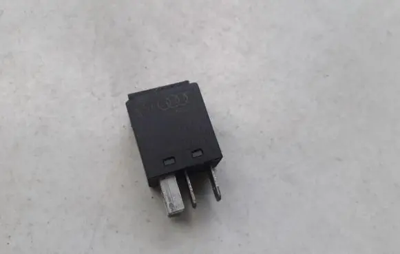 Volkswagen PASSAT B5 Other relay 8z0951253
