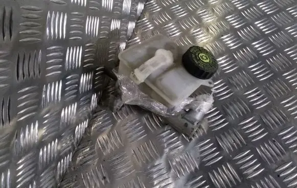 Volvo V70 Master brake cylinder 8646006