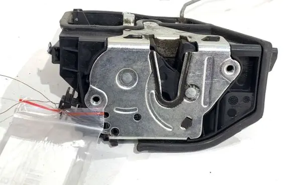 BMW X1 E84 Front door lock 7229458