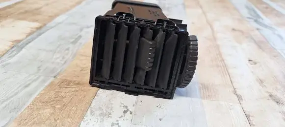Nissan X-Trail T30 Dash center air vent grill 68750EQ000 E6475161