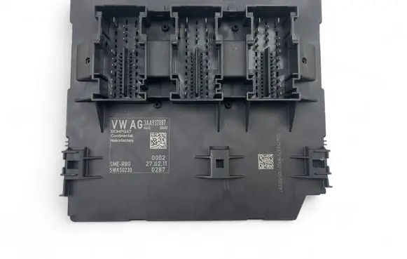 Volkswagen PASSAT B7 Central body control module 3AA937087