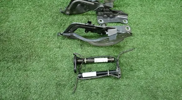 Mercedes-Benz GLA H247 Engine bonnet/hood hinges 