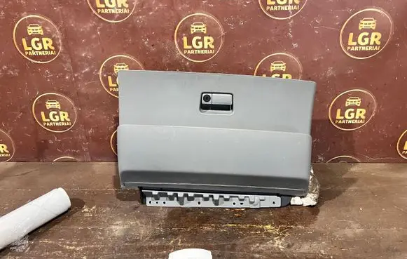 Nissan Quest Glove box