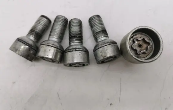 Skoda Octavia Mk4 Anti-theft wheel nuts and lock 