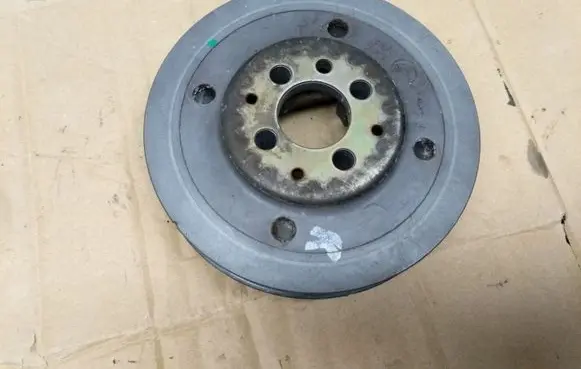 Volkswagen PASSAT B5.5 Crankshaft pulley 038105243