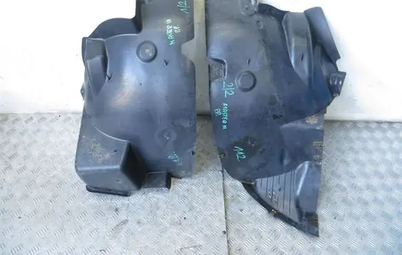 Front wheel arch liner splash guards