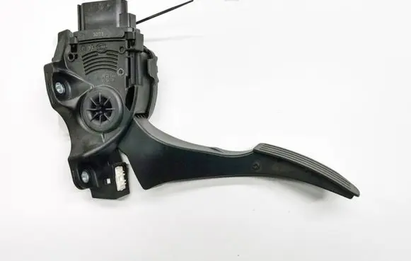 Volvo V70 Accelerator throttle pedal 31329060