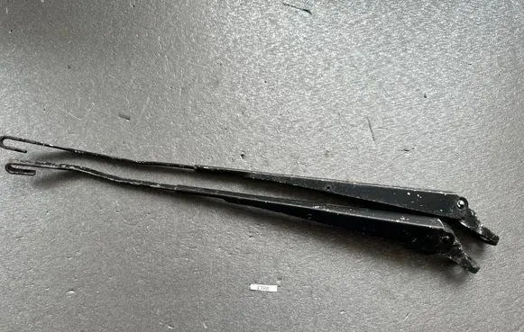 Isuzu Trooper Front wiper blade arm 4345 4346