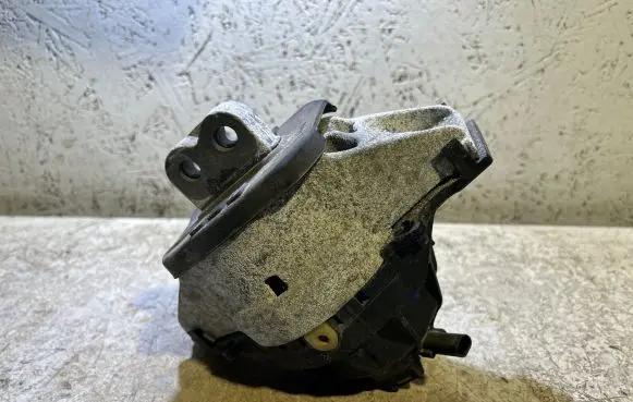 Jeep Grand Cherokee WL Engine mount bracket 68375806AD
