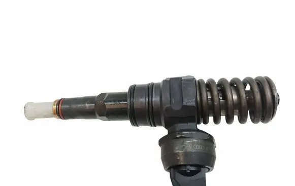 Volkswagen PASSAT B5.5 Fuel injector 038130073AJ