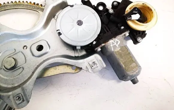 Toyota Avensis T270 Front door window regulator motor 8570102010