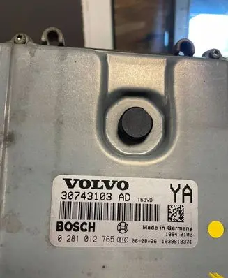 Volvo S80 Engine control unit/module 30743103AD 0281012765 1039S13371